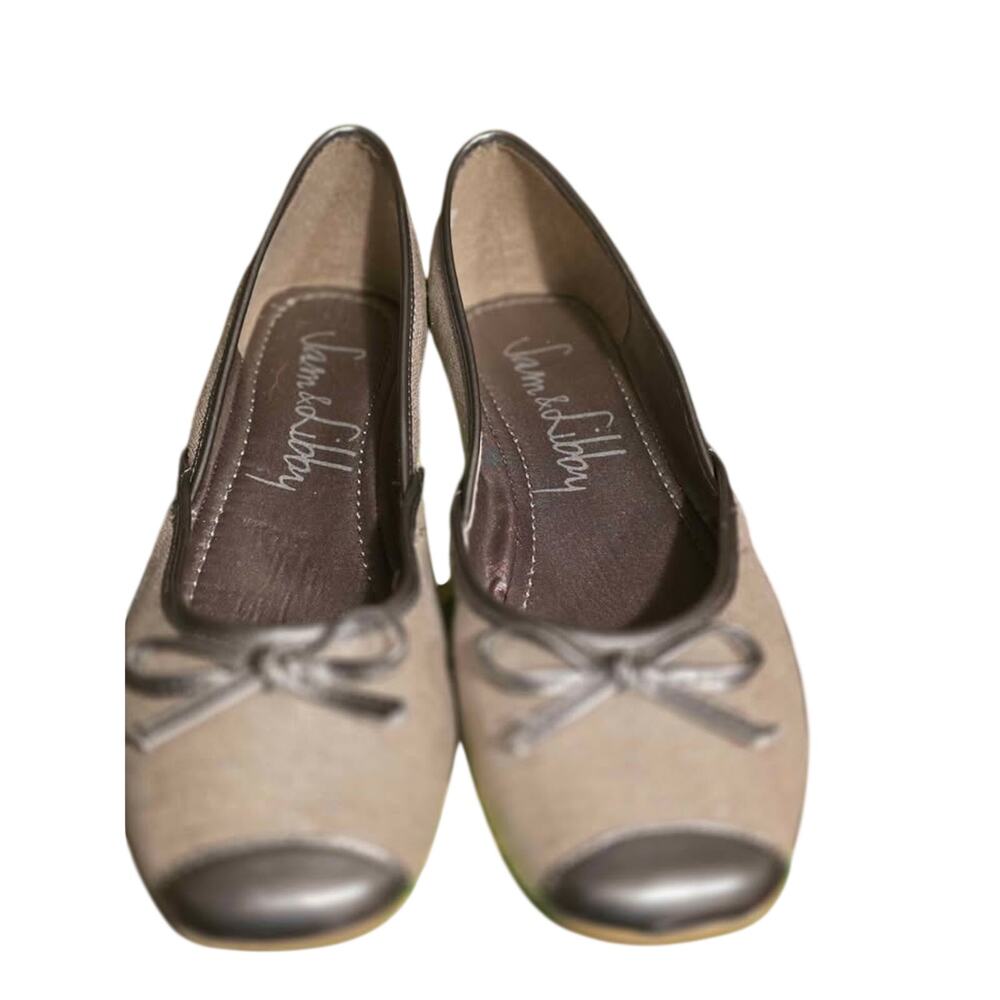 Aam and Libby Shoes, Cap-Toe Design with a Decorative Bow on the Vamp.